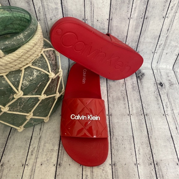 WOMENS CALVIN KLEIN RED QUILTED STYLE SLIDES - Picture 3 of 4
